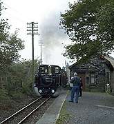 ‘Taliesin’ runs into Boston Lodge Halt with the 9 o’clock train from Porthmadog.       (15/10/2005)