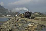 ‘Merddin Emrys’ approaches along the Cob with the mixed train.       (15/10/2005)