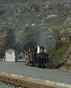‘Taliesin’ runs into Tanygrisiau station.       (15/10/2005)