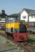 Hunslet ‘Moel Hebog’ at Harbour station in the sunshine       (05/05/2007)