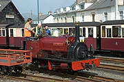 Visiting Quarry Hunslet ‘Velinheli’ in the sun at Harbour station       (05/05/2007)