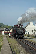 ‘Merddin Emrys’ leaves Harbour Station with an up train       (05/05/2007)