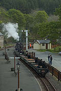 Looking up the platform as the slate waggons arrive       (06/05/2007)