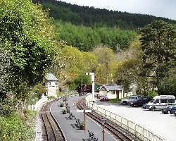 Tanybwlch station slumbers between trains, the Talking Train sits in the sidings at the top of the station.   (03/05/2004)