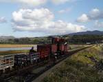 David Lloyd George runs on to the Cob with an empty slate train   (12/10/2002)