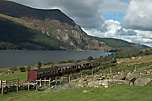 138 and it’s train runs down towards Snowdon Ranger, Llyn Cwellyn and Mynydd Mawr beyond.       (17/09/2005)